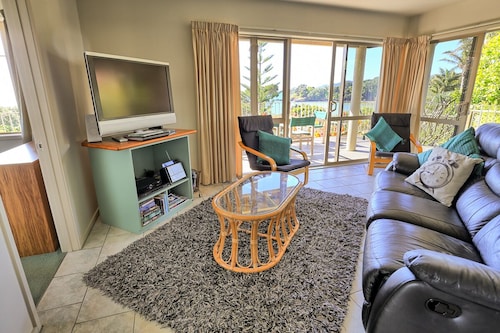 DAVINAS - Beach-front Holiday Apartment