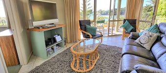 DAVINAS - Beach-front Holiday Apartment