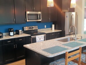 冷蔵庫、電子レンジ、オーブン、コンロ