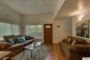 Smart TV, fireplace, DVD player - SKI MOUNTAIN GETAWAY! AMAZING LOCATION FOR SKIING, HIKING AND SEEING LAKE TAHOE. (Stateline)