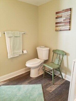 Towels, soap, toilet paper - *Daley's Doll House At Antietam* (Sharpsburg)