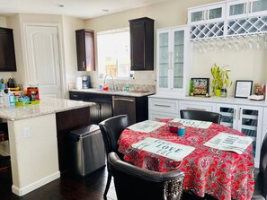 Dining - MODERN NEWER HOME CLOSE TO NAPA WINE COUNTRY, SACRAMENTO &  SAN FRANCISCO (FAIRFIELD)
