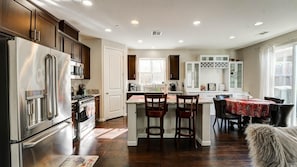 冷蔵庫、電子レンジ、オーブン、コンロ