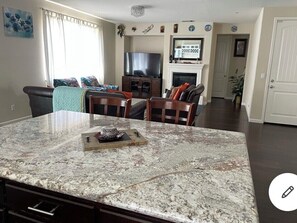 Smart TV, fireplace, video games, DVD player - MODERN NEWER HOME CLOSE TO NAPA WINE COUNTRY, SACRAMENTO &  SAN FRANCISCO (FAIRFIELD)