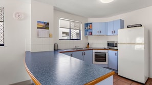 Réfrigérateur, four à micro-ondes, un four, surface de cuisson
