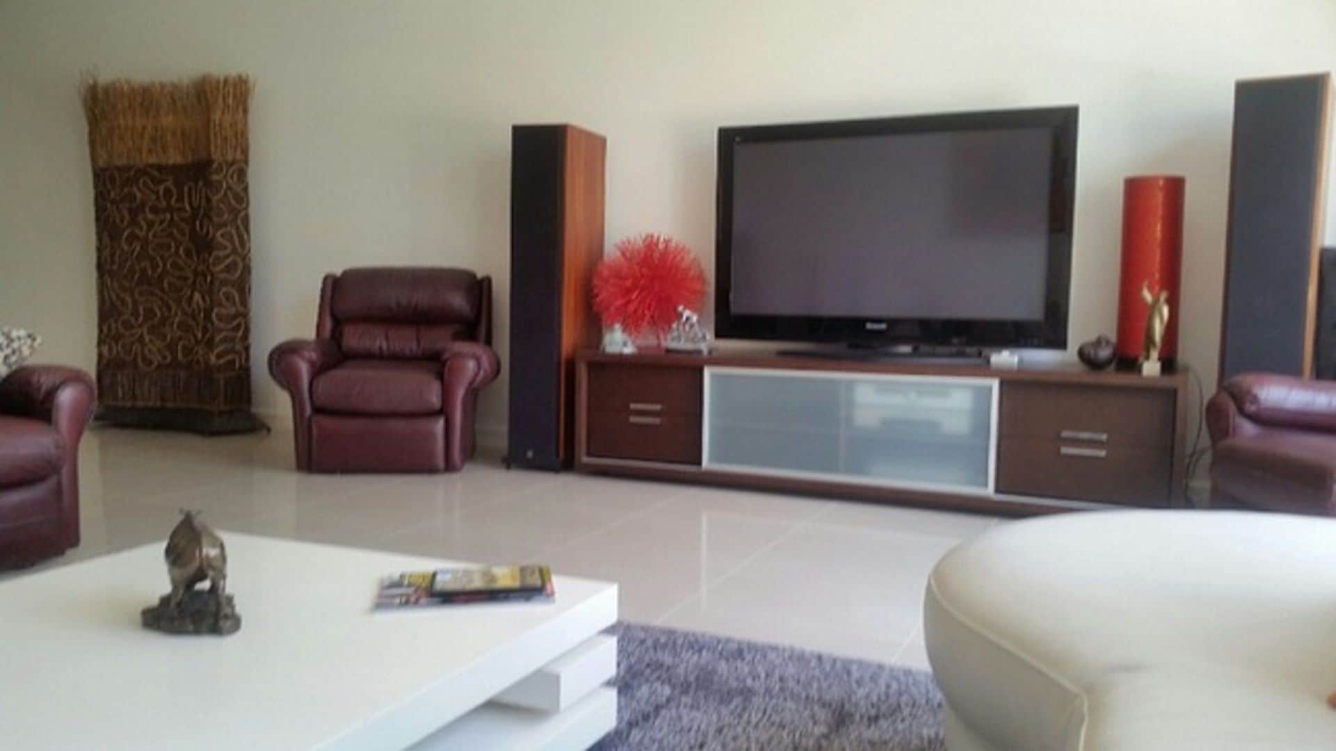 ADELAIDE FRINGE BASE: LUXURY 4BR near CBD Sleeps 8 Secure Garage + Parking — image 3