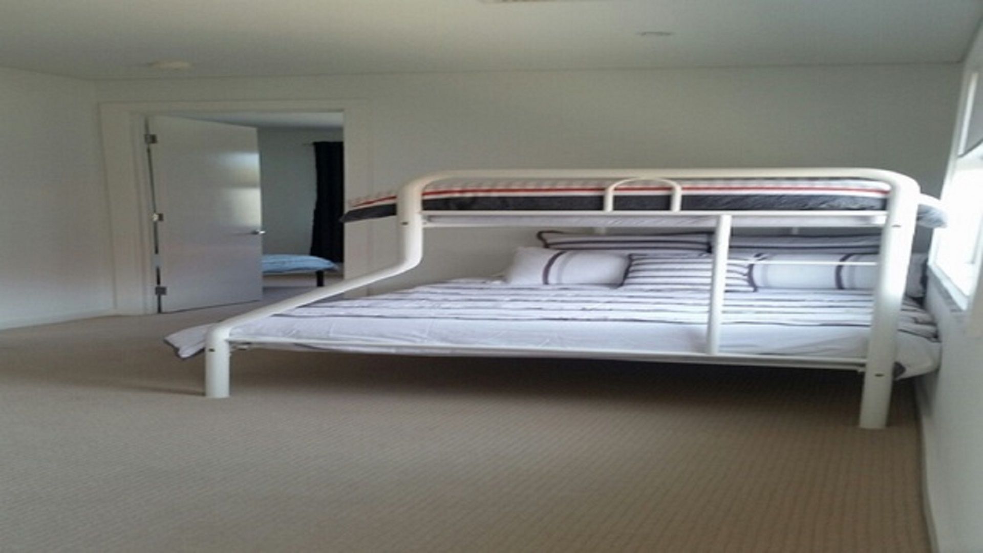 ADELAIDE FRINGE BASE: LUXURY 4BR near CBD Sleeps 8 Secure Garage + Parking — image 7