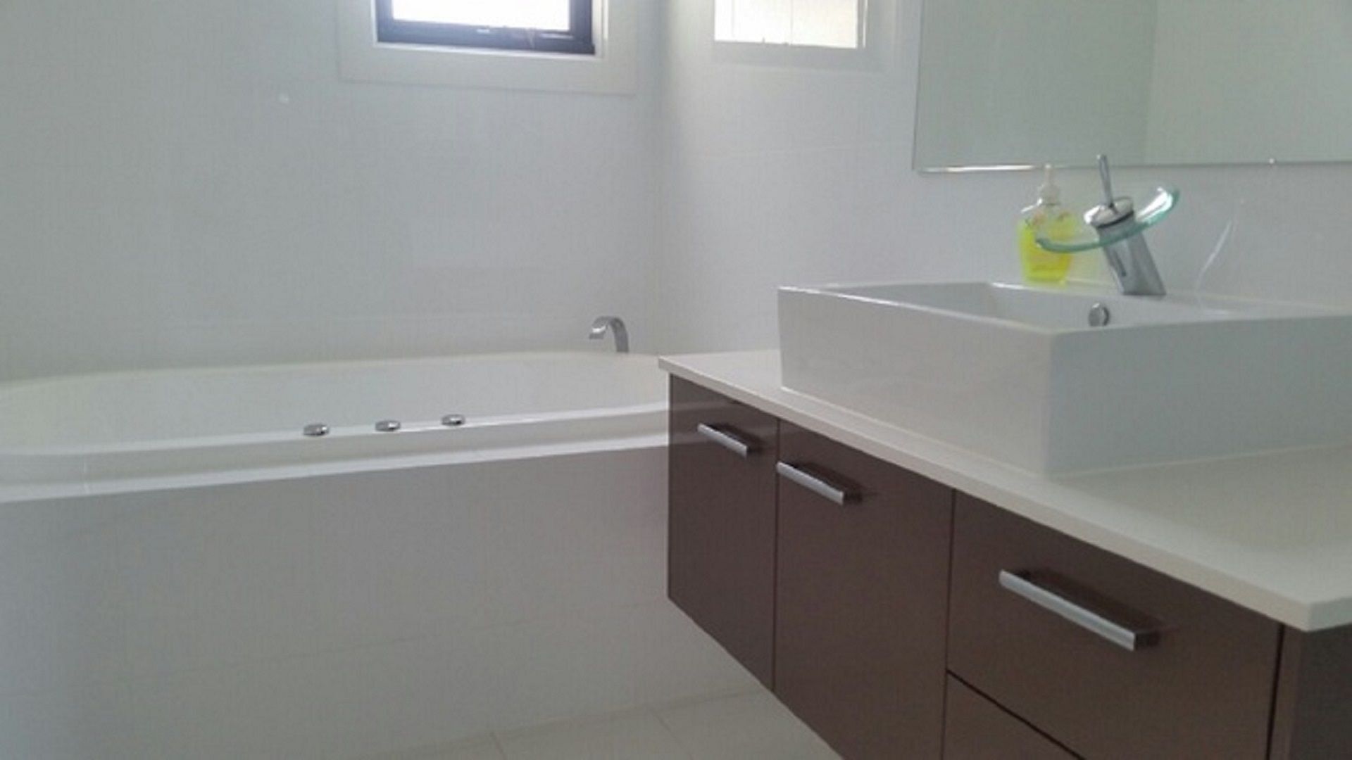 ADELAIDE FRINGE BASE: LUXURY 4BR near CBD Sleeps 8 Secure Garage + Parking — image 15