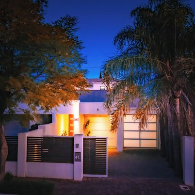 LUXURY- 4 BEDROOM 2 BATHROOM home-UNLEY- Brilliant Location close to city