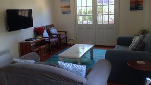 TV, peis, DVD-spiller og bøker