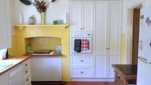 Kjøleskap, mikrobølgeovn, ovn og kokeplater