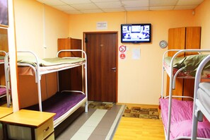 Perusyhteismajoitus, useita sänkyjä, tupakointi kielletty, kaupunkinäköala | Silitysrauta/-lauta, ilmainen Wi-Fi, vuodevaatteet