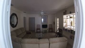 Smart-tv, boeken en een computerscherm