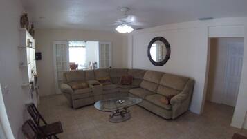 Smart TV, libros, monitor de computadora