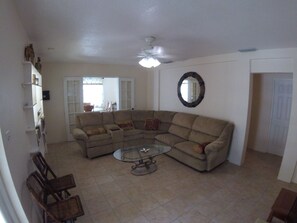 Älytelevisio, kirjoja, tietokoneen näyttö