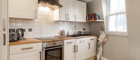 Refrigerador, microondas, horno, placa de cocina