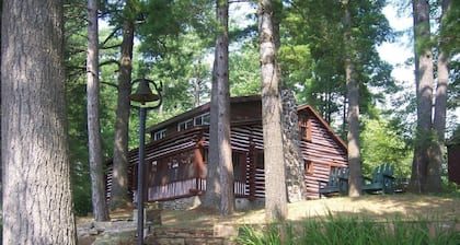 Lakeside Chalet avec vue magnifique, Bord de l'eau exceptionnelle, et Ă moteur.