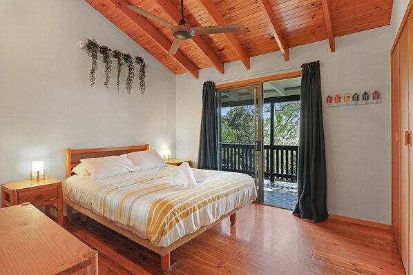 4 bedrooms, iron/ironing board, free WiFi, bed sheets