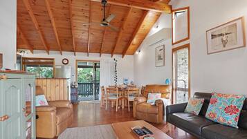 Televisión, reproductor de DVD, libros, videoteca