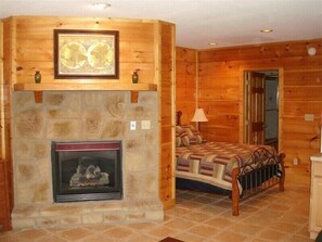 2 bedrooms, iron/ironing board, WiFi, bed sheets - Log cabin with full resort amenities half-mile from the Parkway (Pigeon Forge)