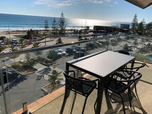 Outdoor dining - The Sea Breeze Penthouse Apartment (Scarborough)