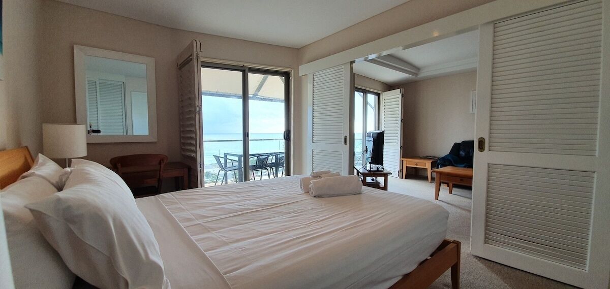 2 bedrooms, iron/ironing board, internet, bed sheets