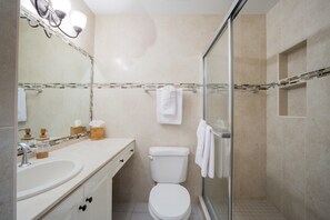 Baignoire, sèche-cheveux, serviettes fournies, savon