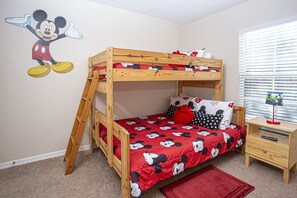 3 chambres, fer et planche à repasser, lit de bébé portatif