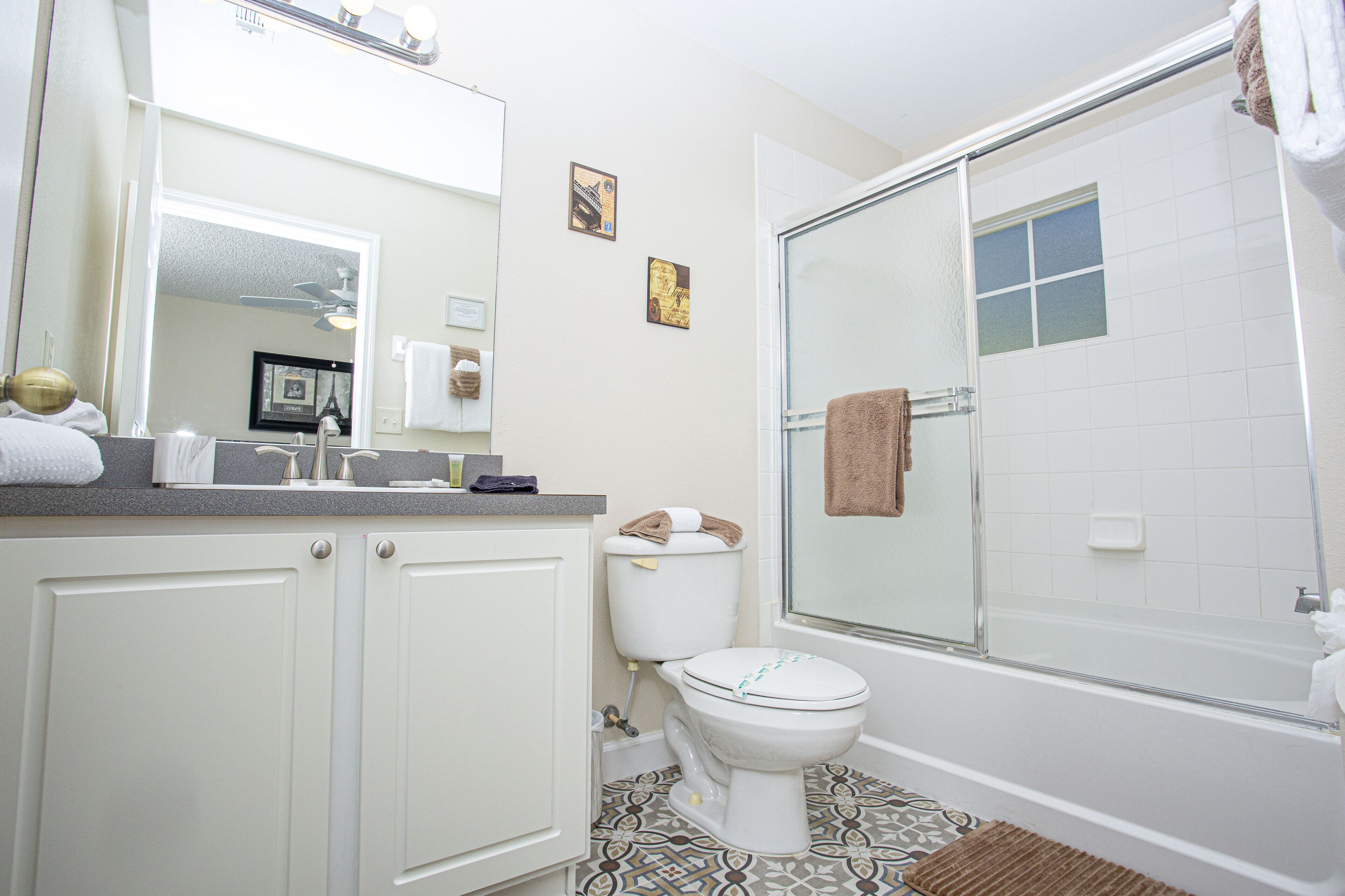 Une salle de bain avec des toilettes, un lavabo et une douche.
