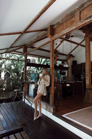 Microondas, horno, cafetera y tetera y tetera eléctrica 