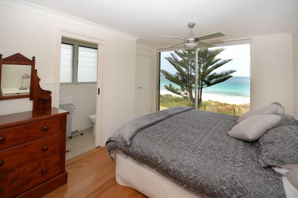 Beachfront main bedroom