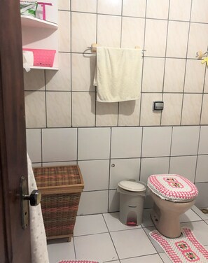 Dusch, hårtork, bidé och handdukar