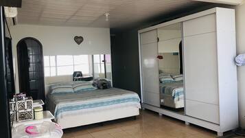 4 quartos, ferros/tábuas de passar roupa, Wi-Fi, roupa de cama