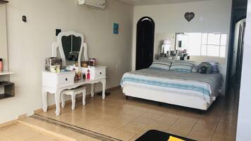 4 quartos, ferros/tábuas de passar roupa, Wi-Fi, roupa de cama