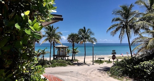 Sijaitsee muutaman askeleen päässä merestä, ja se tarjoaa todellista rantaa