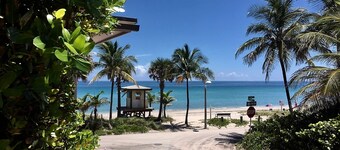 Ubicado a pasos del océano, ofreciendo una verdadera vida de playa.