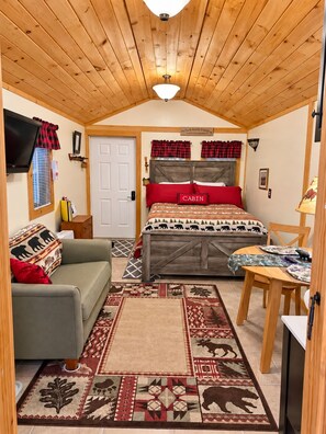 Room - Cutest Cabin in Windham 1 minute to ski slope & town - BBQ  Grill  & Fire Pit  (Windham)