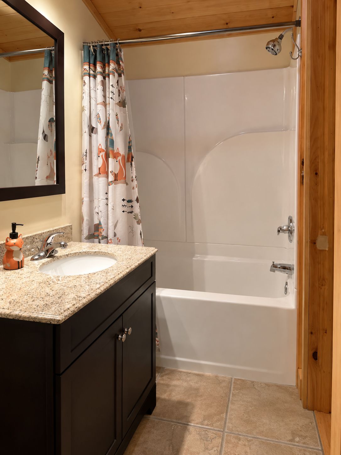 Une salle de bain équipée d’un lavabo, d’un miroir, d’un rideau de douche et d’une baignoire.