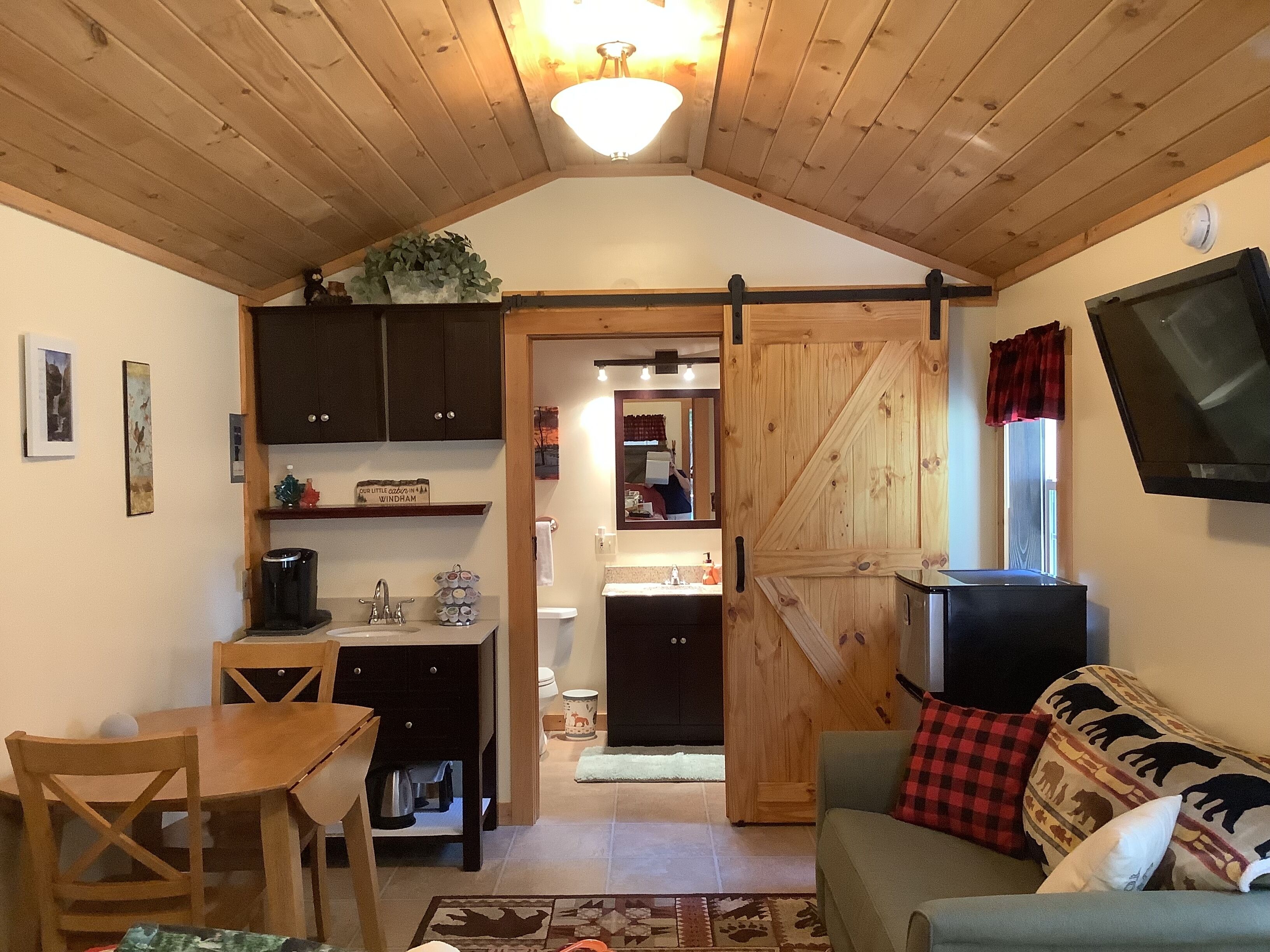 Cutest Cabin with Fire pit and BBQ Grill with walking path to the pond 