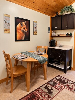 Dining - Cutest Cabin in Windham 1 minute to ski slope & town - BBQ  Grill  & Fire Pit  (Windham)
