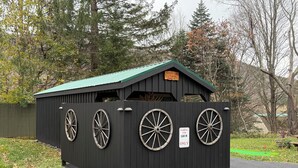 Eine Holzhütte mit grüner Dachdeckung und einem Schild, das anzeigt, dass es sich um Stellplatz nur für Hütten handelt.
