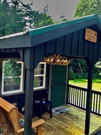 The Cutest Cabin in Windham is ideal location to all the action in town & skiing