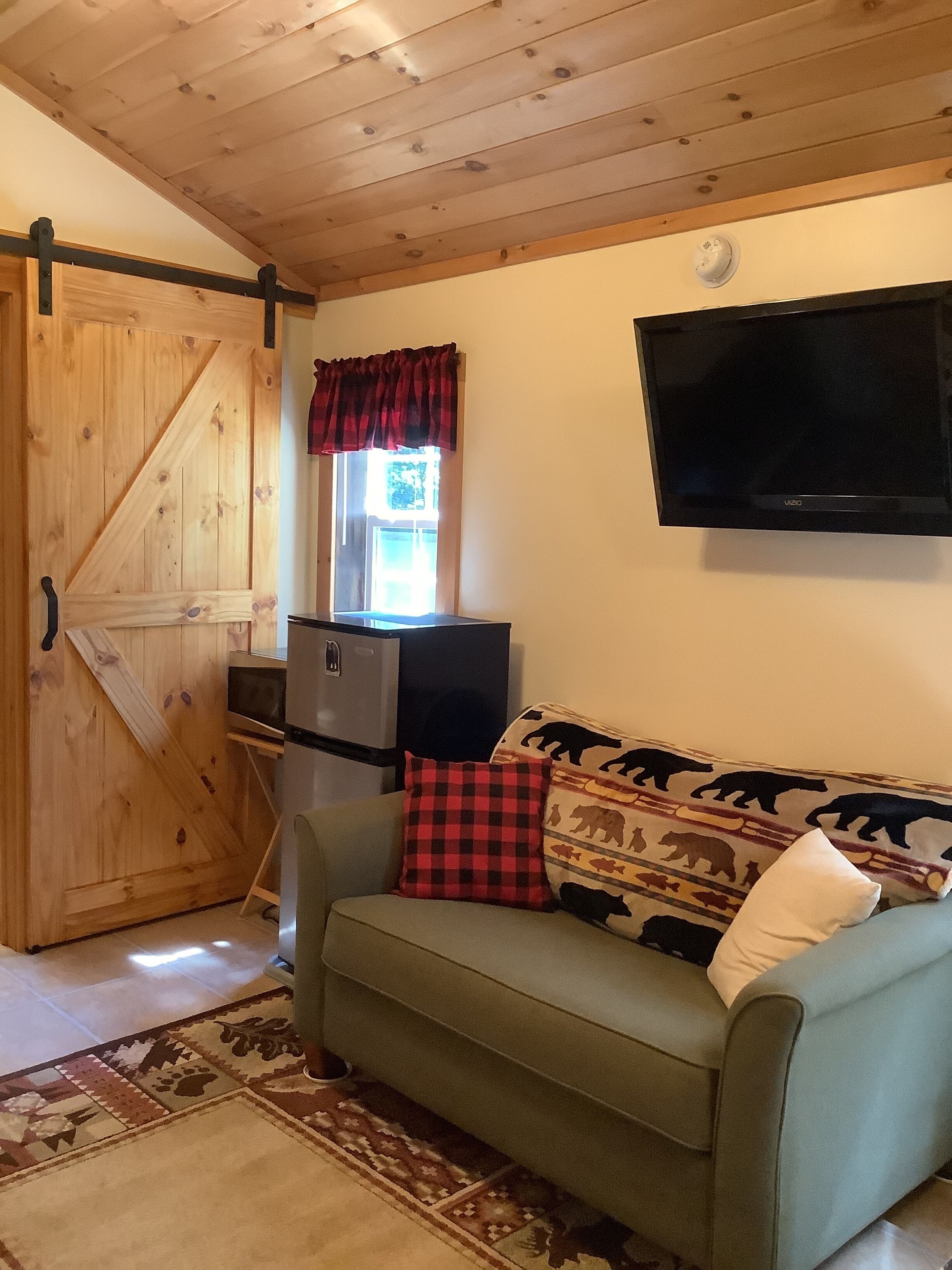 Cutest Cabin with Fire pit and BBQ Grill with walking path to the pond 