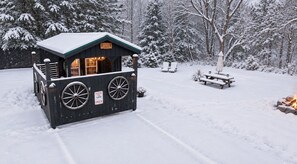 Outdoor dining - Cutest Cabin in Windham 1 minute to ski slope & town - BBQ  Grill  & Fire Pit  (Windham)
