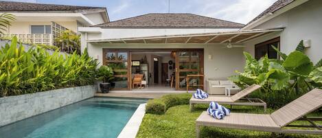 Outdoor pool, pool loungers