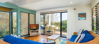 Easy walk to Home and Cylinder Beaches