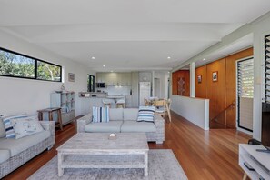 Unclassified image, 4 of 14, button - Easy walk to Home and Cylinder Beaches (Point Lookout)