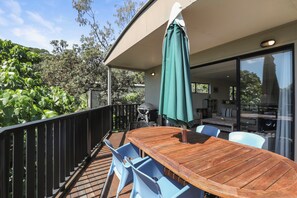 Outdoor dining - Easy walk to Home and Cylinder Beaches (Point Lookout)