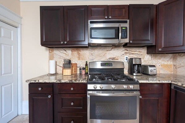 Réfrigérateur, four à micro-ondes, un four, surface de cuisson