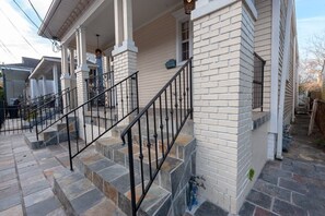 Property grounds - Updated Quiet and Comfortable Uptown 1br Apt (New Orleans)